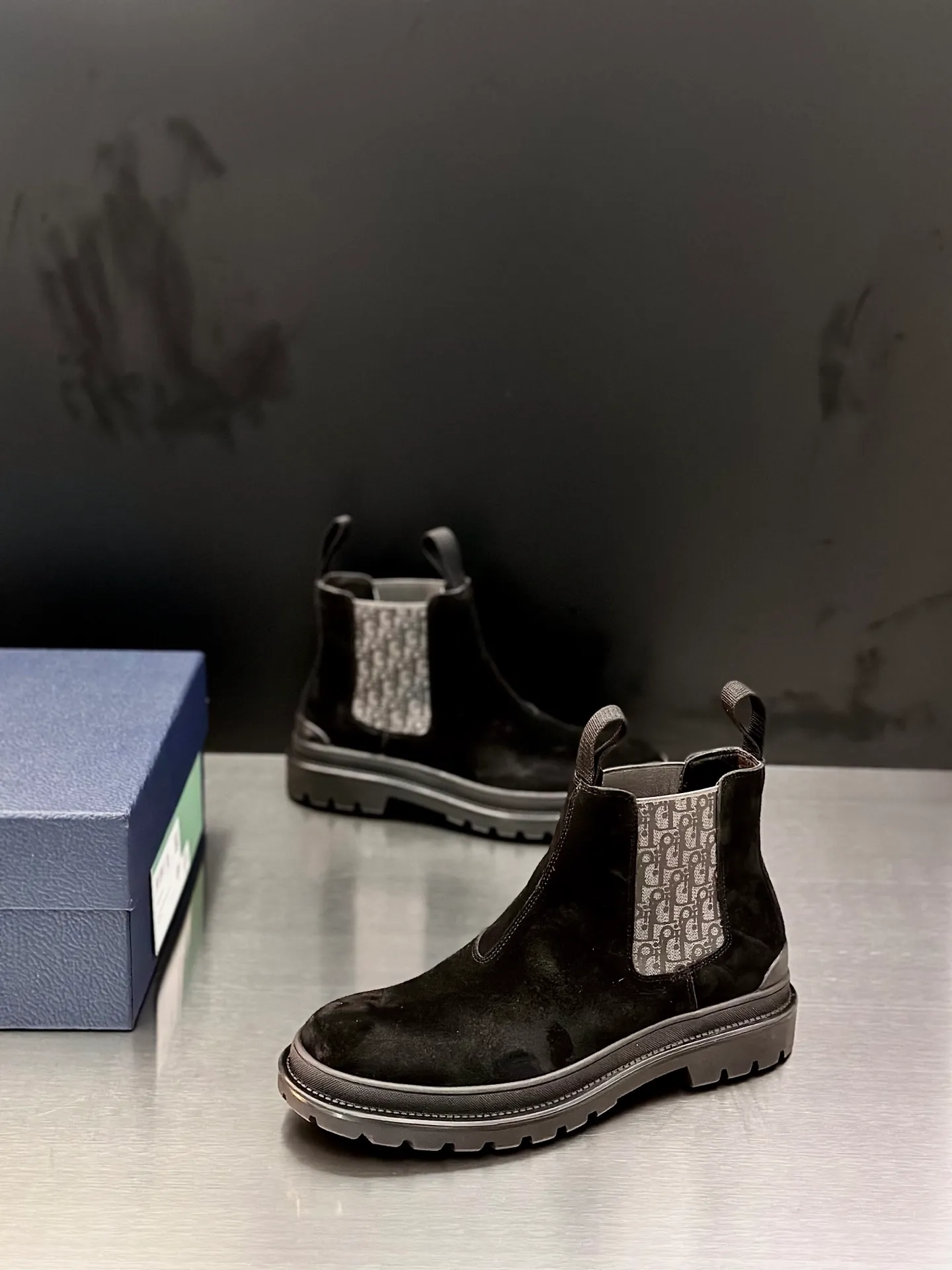 Men's shoes 💰920 Dior Dior high-top sneakers, top-quality goods produced in Dongguan, show version, leading counter trial style, Nappa cowhide material, light and breathable, soft and comfortable, easier to put on and take off, calfskin leather edging, distinctive sports style, genuine leather tongue Dior letter badge, showing the brand style, lightweight embossed pattern rubber sole, light and genuine leather feet, with original packaging Size: 39-40-41-42-43-44 (45, 46 customized) leather shoe size